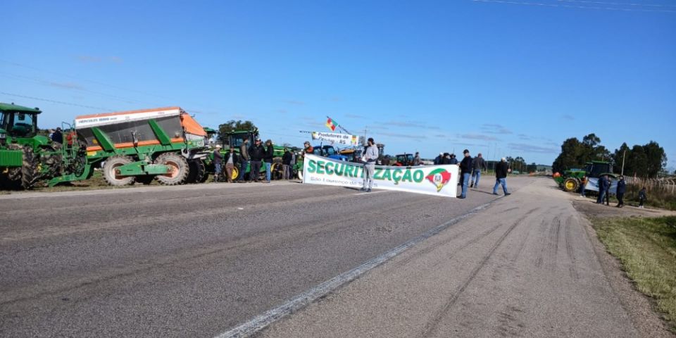 Produtores rurais realizam protestos em vários pontos do RS