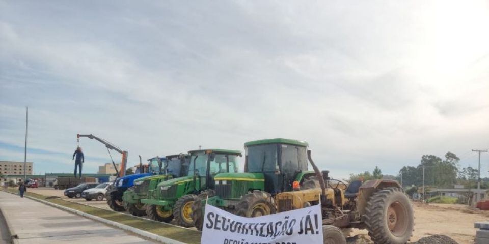 Produtores rurais realizam manifestação pacífica na BR-116, em Camaquã