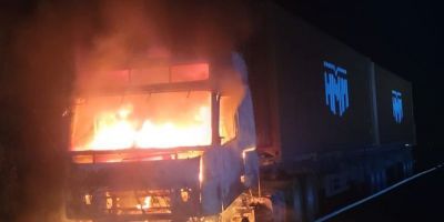 BR-392 é bloqueada após carreta pegar fogo em Rio Grande