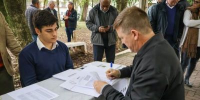 Prefeito de Cristal participa da assinatura do convênio para recuperação de estradas vicinais