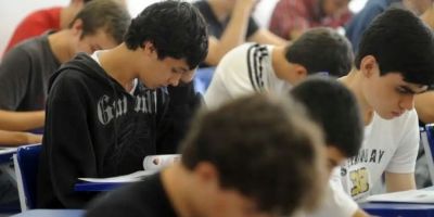 MEC afirma que vai apoiar 393 cursinhos populares em 2025