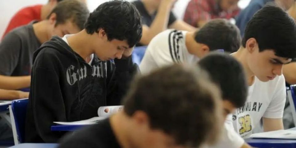 MEC afirma que vai apoiar 393 cursinhos populares em 2025