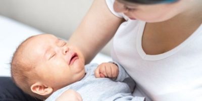 Cólicas em bebês: por que elas ocorrem e como aliviar este incômodo?
