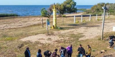 Corsan ajuda a recuperar a orla de praia na Lagoa dos Patos atingida pelas enchentes em Arambaré