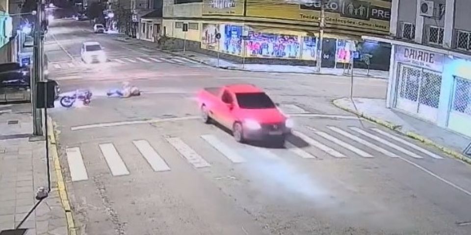 VÍDEO: acidente entre caminhonete e motocicleta deixa feridos em Camaquã