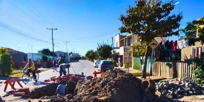 Rede pluvial é consertada em via em Tapes