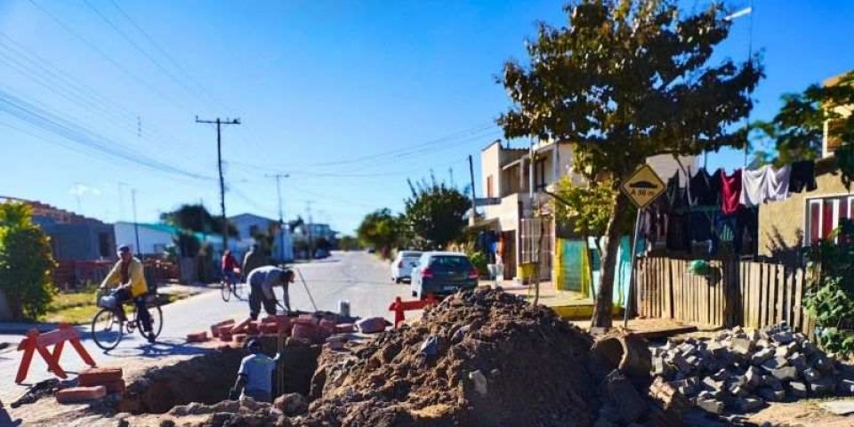 Rede pluvial é consertada em via em Tapes