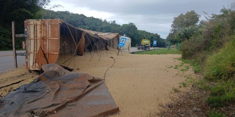 Duas pessoas ficam feridas após carreta carregada de soja tombar na BR-392
