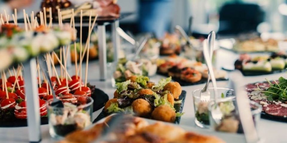 Aperitivos para festas em casa: praticidade, sabor e porções que combinam com tudo