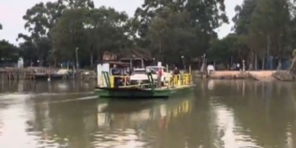 Forte correnteza do Arroio Velhaco causa interdição da travessia da balsa em Arambaré