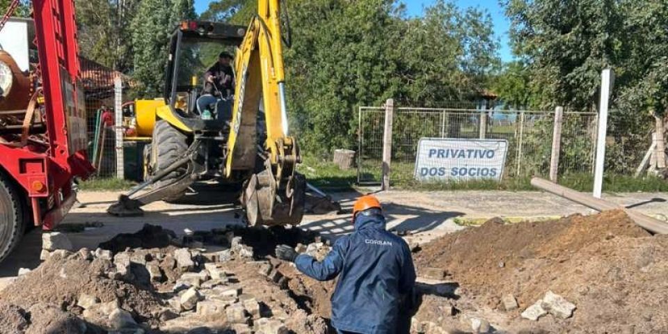 Corsan refaz rede para retomar abastecimento em dois bairros em Arambaré