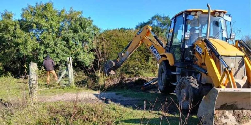 Secretaria de Obras de Tapes realiza limpeza em valos que ficam às margens da Avenida Camaquã
