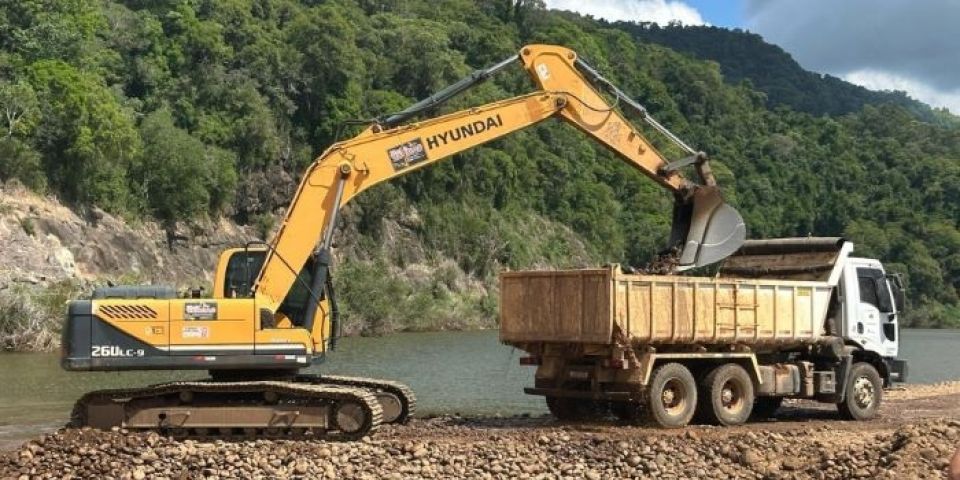 Desassorear RS já retirou 1,2 milhão de metros cúbicos de sedimentos de rios e arroios, diz governo estadual