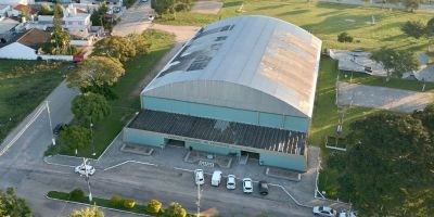 Reforma na cobertura do Ginásio Municipal de Esportes Wadislau Niemxeski é realizada em Camaquã