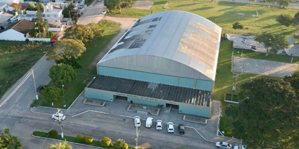 Reforma na cobertura do Ginásio Municipal de Esportes Wadislau Niemxeski é realizada em Camaquã