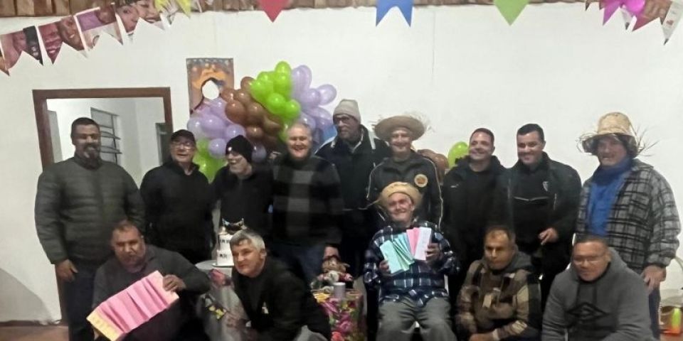 Grupo de artesanato de familiares dos associados da ASSTBM Regional Pelotas realiza Festa Junina