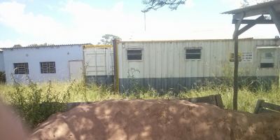 ESPAÇO DO LEITOR: moradora da Cohab reclama sobre material de obra inacabada deixado na praça