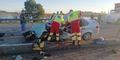 Duas pessoas ficam feridas após colisão frontal entre carro e carreta na BR-116 em Cristal