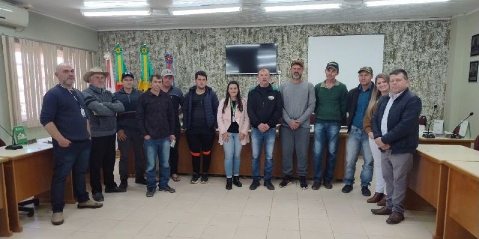 Chuvisquenses recebem insumos por meio do projeto Caminhando Juntos com a Bacia Leiteira