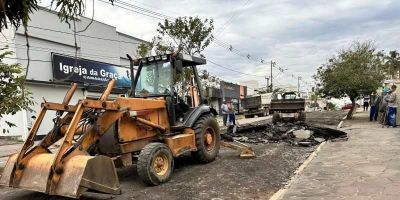 Retirada do antigo asfalto da Avenida Sete de Setembro é iniciada em Camaquã