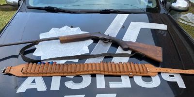 Espingarda é apreendida durante cumprimento de mandado de busca e apreensão em Amaral Ferrador
