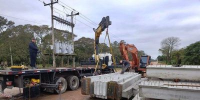 Chegam as estruturas pré-moldadas da nova ponte sobre o Arroio Duro em Camaquã 