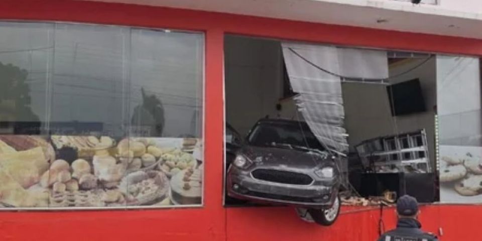 Motorista de 88 anos perde o controle e carro invade padaria no RS