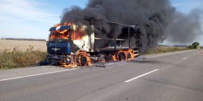 Caminhão pega fogo na BR-116 entre Camaquã e Pelotas