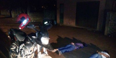 BM prende suspeitos de assalto a posto de combustíveis em Camaquã com moto e telefone roubados