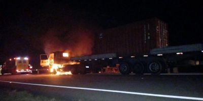 Cabine de carreta pega fogo na BR-116 em Cristal