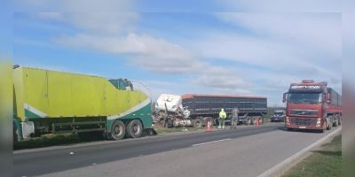Motorista fica gravemente ferido após colisão traseira entre caminhões na BR-392 em Rio Grande