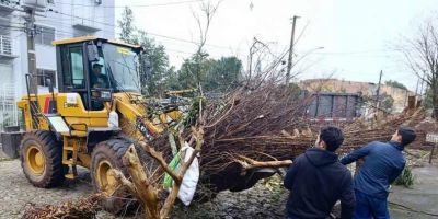 Secretaria da Infraestrutura realiza ação de limpeza no bairro Siá Juliana em Camaquã