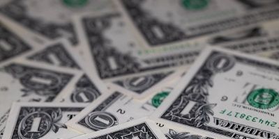 Dólar cai para R$ 5,42 e atinge menor valor em mais de um mês