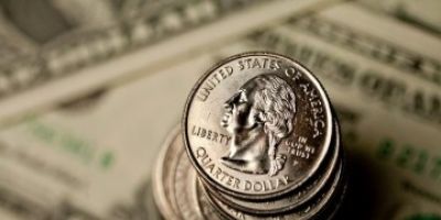 Dólar fica abaixo de R$ 4 e fecha no menor valor do ano