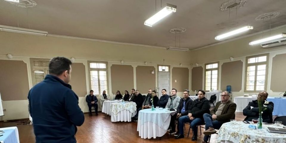 Abner Dillmann, prefeito de Camaquã, reúne secretariado para balanço das ações e definição de metas para o final de 2025