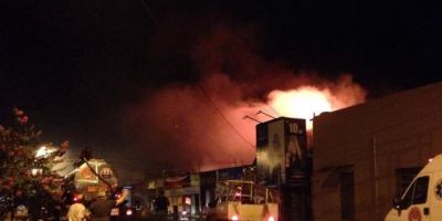 Incêndio atinge centro comercial em Guaíba