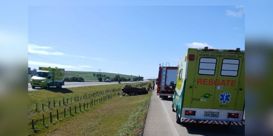 Cinco pessoas ficam feridas após carro sair de pista e capotar na BR-116 em São Lourenço do Sul
