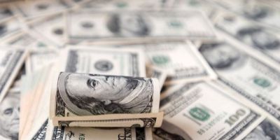 Dólar cai para R$ 5,38 e fecha no menor valor em mais de um ano