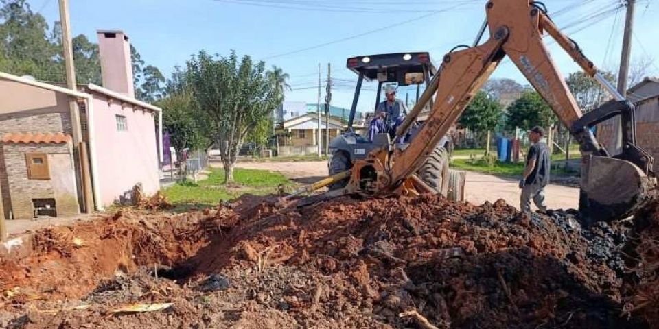Limpeza e substituição de canos são realizadas no bairro Santa Barbara, em Camaquã