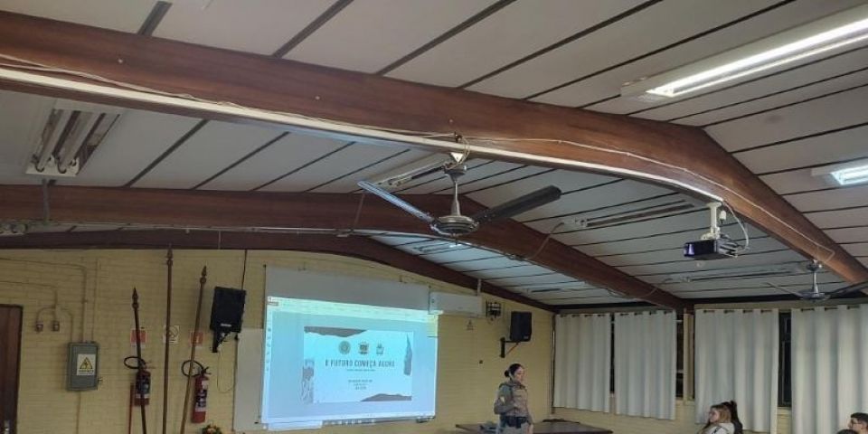 Palestra de prevenção ao uso de drogas é realizada pela Brigada Militar na Escola Cônego Luiz Walter Hanquet, em Camaquã