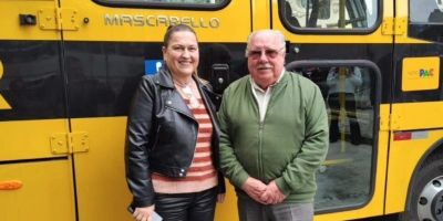 Em ato no Palácio Piratini, Tapes recebe novo ônibus escolar