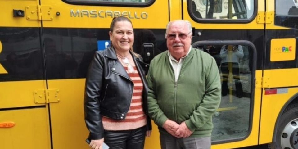 Em ato no Palácio Piratini, Tapes recebe novo ônibus escolar