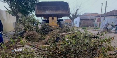 Prefeitura de Camaquã realiza limpeza no entorno da Escola João Goulart, no bairro Jardim 