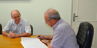 Prefeito João Carlos Machado retorna à Prefeitura de Camaquã