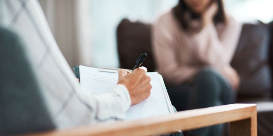 Falsa psicóloga é denunciada por exercício ilegal da profissão e falsidade ideológica no RS