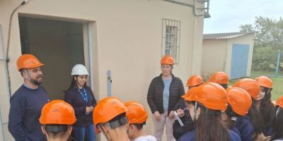 Estudantes de escola de Tapes conhecem estação de tratamento de água da Corsan