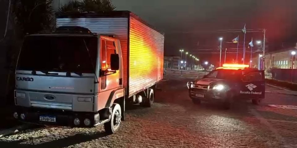 RF apreende caminhão de mudança carregado com mercadorias estrangeiras na BR-116, em Pelotas