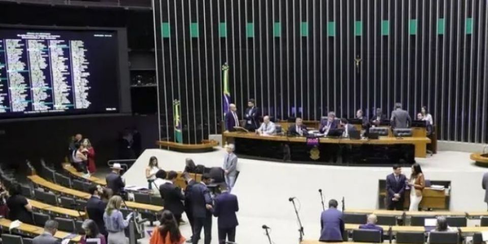 Câmara aprova urgência de projeto que combate adultização nas redes