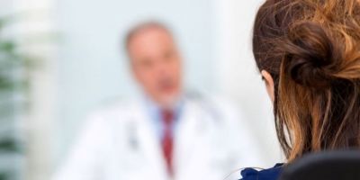 Cabelos na menopausa: causas da queda e o que realmente funciona