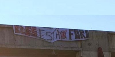 "Eles estão fora": gremistas provocam colorados com faixa em passarela na BR-116 em Camaquã